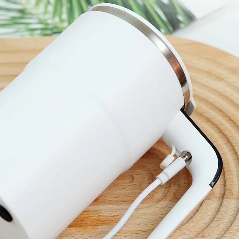 Gros plan sur le branchement du câble de recharge USB-C du mug blanc