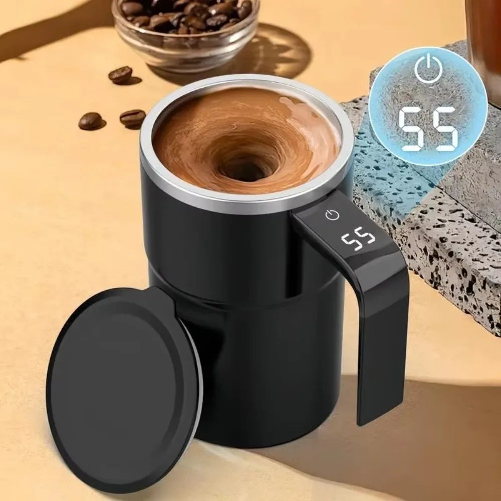Mug noir auto-mélangeur avec une boisson et affichage numérique sur la poignée