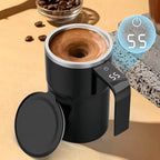 Mug noir auto-mélangeur avec une boisson et affichage numérique sur la poignée